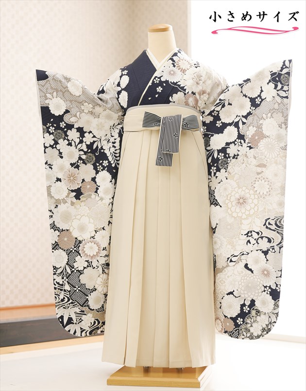 【レンタル】卒業式 小さめサイズ 150cm前後対応 袴レンタル 卒業袴 fboh1533 女性 フルセット 大学 短大 専門学校 謝恩会 高校 文化祭 小学校 豪華 ３月 ４月 人気 春 身長低め 振袖袴 高級 上品な紺色に慶び吉祥聖花×クリーム袴