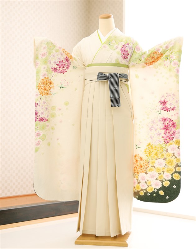 【レンタル】卒業式 袴レンタル 卒業袴 振袖袴 sfoh1510 女性 薄手着物 着物レンタル フルセット 大人用 大学 短大 専門学校 謝恩会 高校 中学校 ハイクラス モダン 豪華 おしゃれ ３月 ４月 人気 春 高級 ミラノホワイトに慶優の彩花×クリーム袴