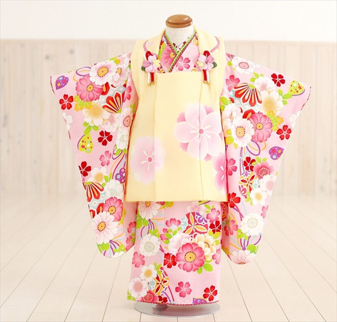 30 Off 着物セット 誕生日 三歳 ３才 被布セット おしゃれ かわいい モダン レトロ 人気 前撮り 髪置き 結婚式 レンタル 753 着物 フルセット ピンクにかわいい祝花 式部浪漫 ブランド F1051 被布 着物レンタル 女の子 ３歳 レンタル 七五三 和服 往復送料