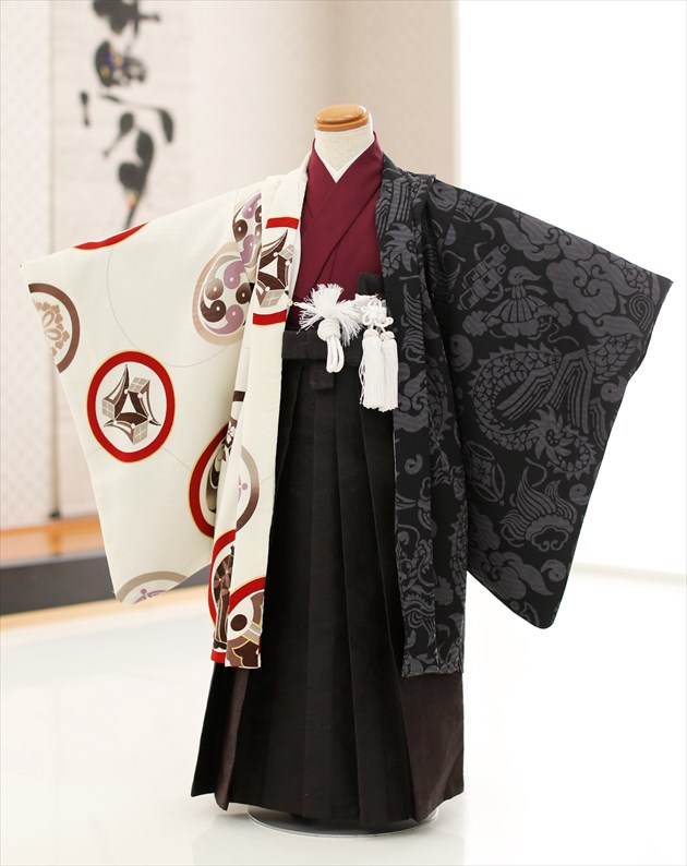 七五三 ５歳 お坊っちゃん お召しもの賃借 d5262【753賃借】袴賃借 七五三フルセット 貸お召しもの 卒園式 お召しもの賃借 赤ちゃんお召しもの 羽織袴 御芽出度 5才 七草祝賀会 一般受け 今めかしい レトロ 御前上等「UNSODO」ブランド名 白×黒に名文相図【賃借】