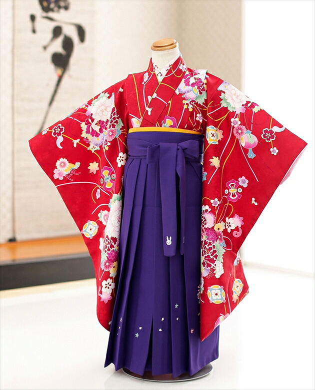 小さめ6歳前後用女の子袴m　赤地に祝いの慶華 紫桜袴 h5006【フルセットレンタル】〔レンタル袴〕〔着物レンタル〕〔幼稚園卒園式〕〔保育園〕〔卒業式〕〔ハイカラさん〕〔コスプレ〕〔6歳前後〕〔子供〕〔イベント〕〔小さめ〕【レンタル】｜貸衣裳　ぽえむ 10,656円