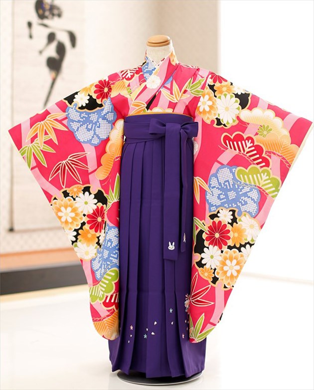 人気満点 卒園式 女の子袴m H7156 フルセットレンタル 袴レンタル 卒園 謝恩会 着物レンタル 幼稚園 保育園 卒業式 子供着物 ハイカラさん 5歳 6歳 発表会 人気 ローズピンクに縁起花 紫袴 ぷちぷりブランド 和モダン 和服