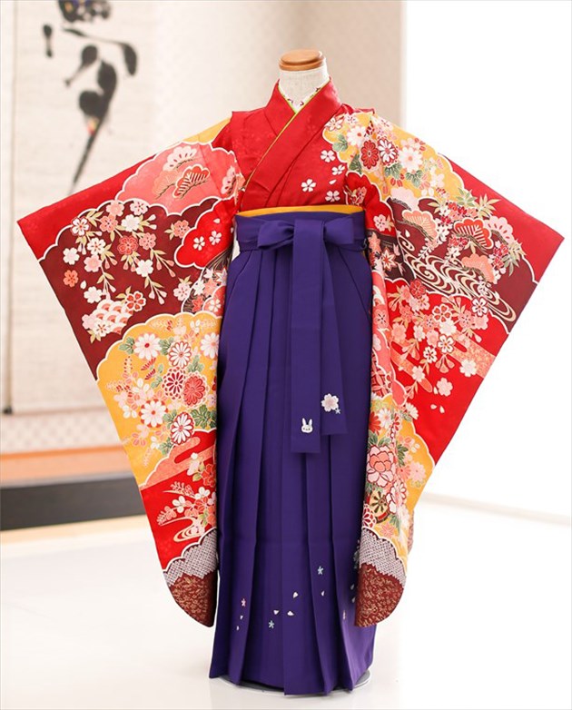 卒園式女の子袴m　「和がまま」ブランド 赤地に春彩花と古典模様×紫袴　h7169【フルセットレンタル】〔袴レンタル〕〔卒園〕〔着物レンタル〕〔幼稚園〕〔保育園〕〔卒業式〕〔子供着物〕〔ハイカラさん〕〔謝恩会〕〔5歳〕〔6歳〕〔人気〕★【fy16REN07】