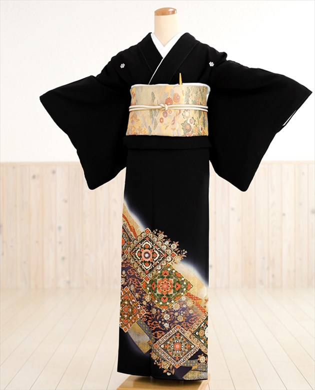 正絹黒留袖　作家物　古都の響　金彩　⑥( 訪問着、紬、袋帯なども出品) 正絹黒留袖 流水枝梅文 暈し染め 金銀彩⑥(訪問着、紬、袋帯など