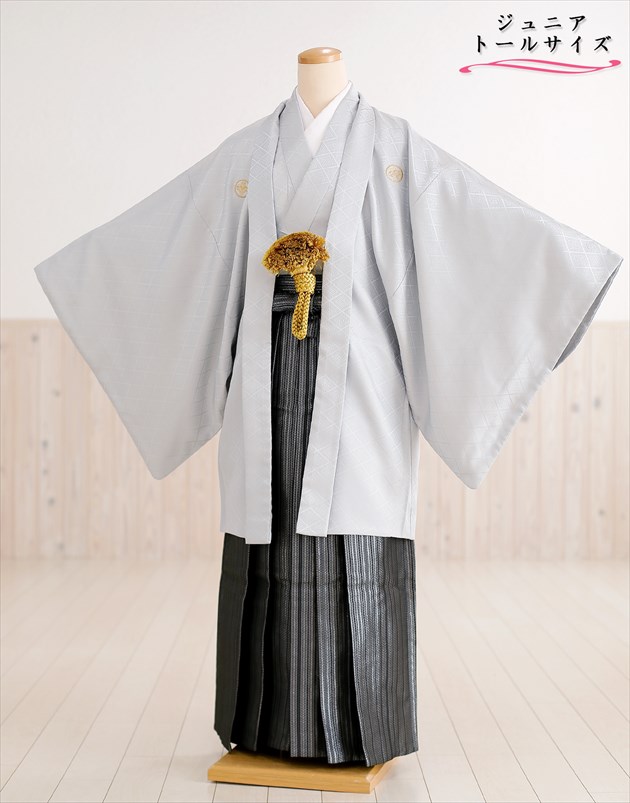身長高め 160cm 165cm対応 ジュニア 紋付袴レンタル jbmo032-4 小学校卒業式 十三参り 小学生 12歳前後 男性着物レンタル メンズ フルセット 羽織袴 袴レンタル かっこいい おしゃれ 人気 貸衣装 kimono イベント「スタイリッシュグレー&times;黒銀縞袴」【レンタル】｜貸衣裳　ぽえむ