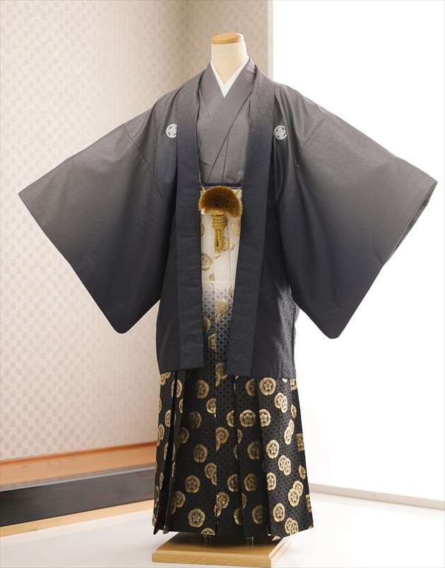【レンタル】成人式 袴レンタル 男 mo260s 紋付袴フルセット 男性着物レンタル 羽織袴 成人式レンタル メンズ 人気 かっこいい おしゃれ レトロ 爽やか 二十歳のつどい 正月 イベント 和服 kimono 2027年 きれいな黒ぼかし吉祥モダン｜貸衣裳　ぽえむ