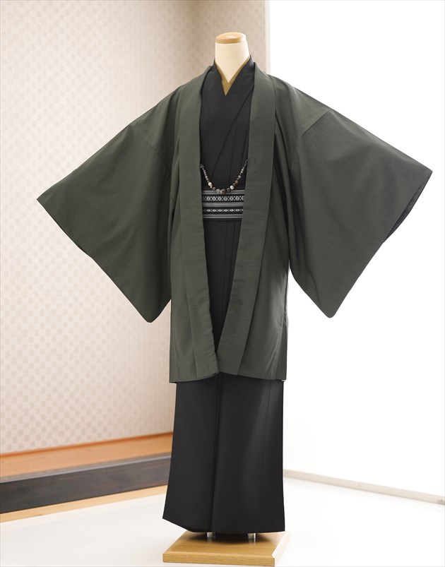 【レンタル】成人式 着物レンタル 男 kmo012s 着流しレンタル ワンタッチ着付け かんたん着付け フルセット 男性着物 メンズ 人気 粋 レトロ モダン おしゃれ 二十歳のつどい 正月 イベント 和服 kimono 2027年 濃オリーブグリーン×スタイリッシュモダン【fy16REN07】