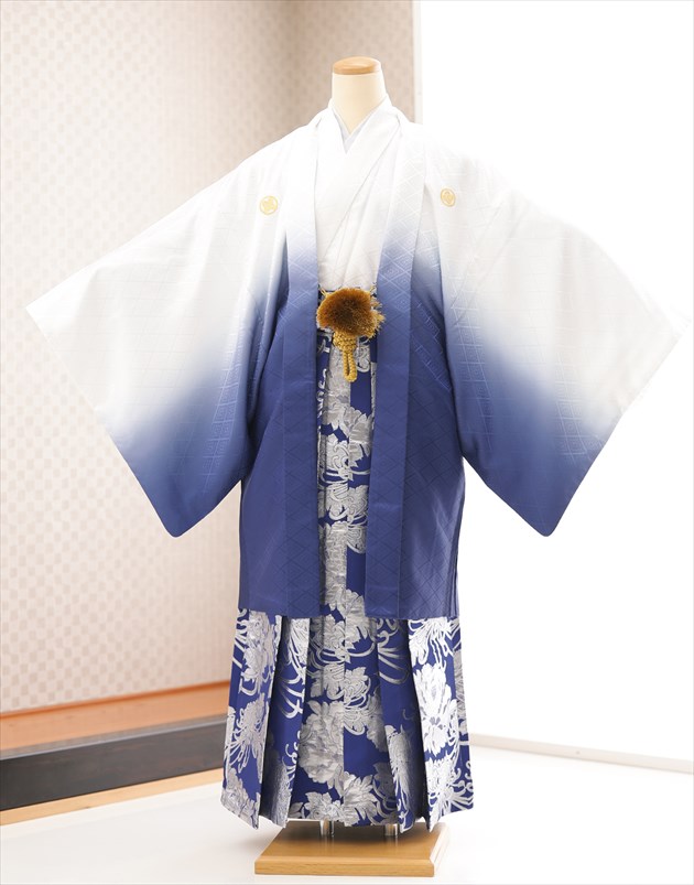 卒業式 袴レンタル 男 mo285 紋付袴フルセット メンズ着物 男性着物レンタル 羽織袴 kimono 結婚式 イベント 和服 かっこいい 人気袴 白紺ぼかし&times;青銀吉祥縁起高級袴【レンタル】｜貸衣裳　ぽえむ