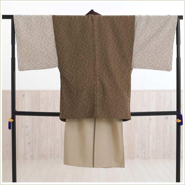 お待たせ 成人式 袴レンタル 男 Mo7s 紋付袴フルセット 男性着物レンタル 羽織袴 成人式レンタル メンズ 人気 かっこいい おしゃれ オリジナル袴 レトロ モダン 二十歳 正月 イベント 和服 Kimono 23 上品な霞色にスタイリッシュな陣羽織 Fucoa Cl