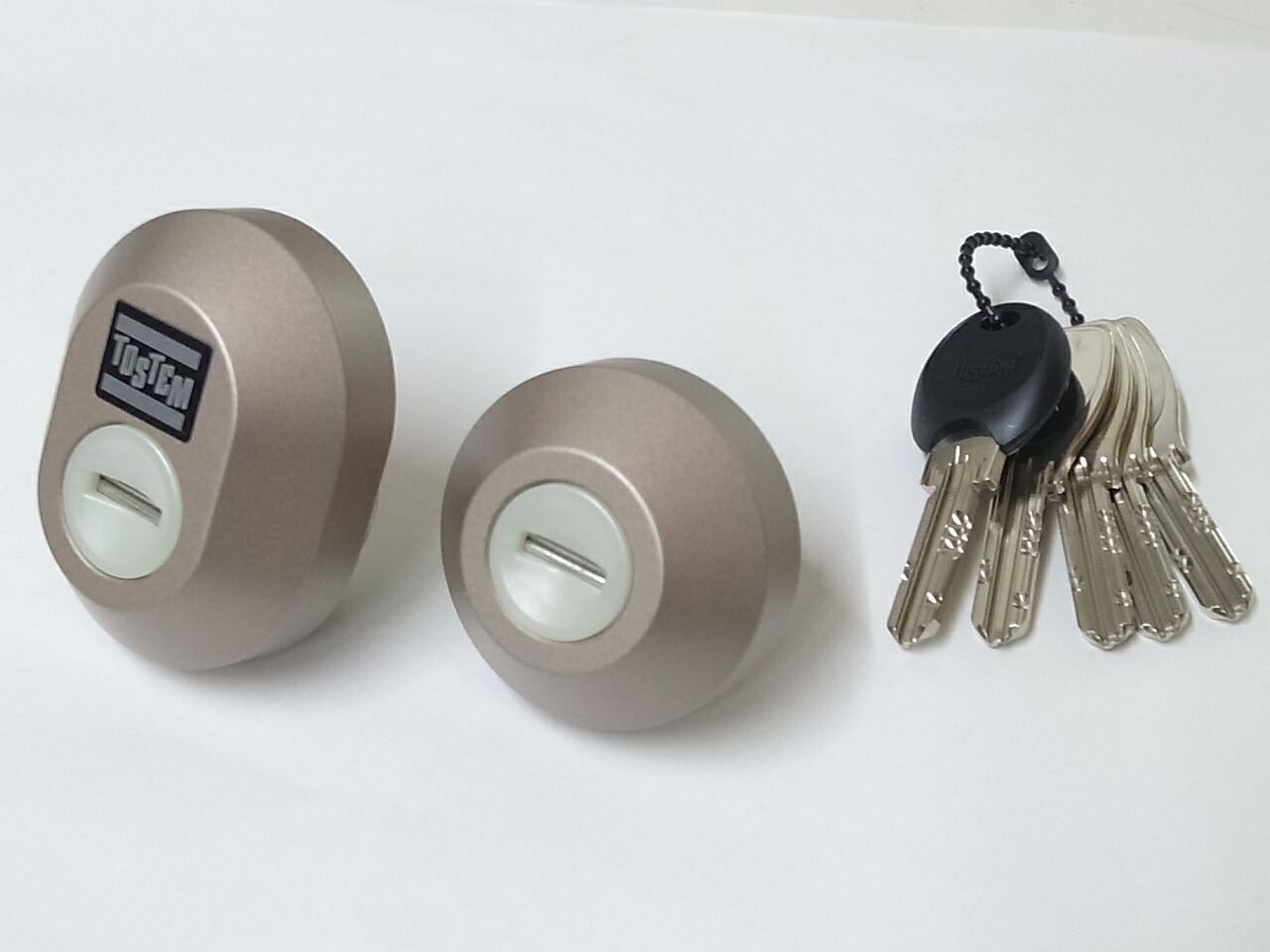トステム交換用シリンダーTM27PS-SGYPS楕円・丸H21タイプシャイングレー色2個同一蓄光タイプ(8)☆☆トステム TOSTEM☆TM27PS-SGY シャイングレー 同一☆トステム TOSTEM☆☆ 玄関 ドア 扉 修理 補修 交換 部品 パーツ|リプレ カギとドア廻り金物専門店