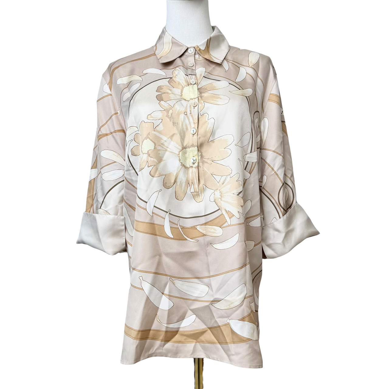 エルメス 【中古】HERMES マルジェラ期 Margiela Vintage ヴィンテージ シルク100% ブラウス シャツ 花柄 フラワー スカーフ柄 総柄 長袖 ベージュ サイズ40 (実寸L～XLサイズ相当)｜Relu Brand 26,600円