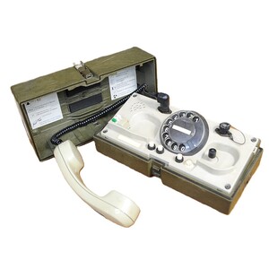 ドイツ軍放出品 フィールドフォン 野戦電話 KRONE GmbH製 WF [ 可 ] ミリタリーサープラス ミリタリーグッズ 独軍 ドイツ軍サープラス ドイツ軍実物 ドイツ軍払い下げ品 NATO放出品 欧州軍サープラス 欧州軍放出品 欧州軍払い下げ品 欧州軍実物 払い下げ 軍事物資 軍用品