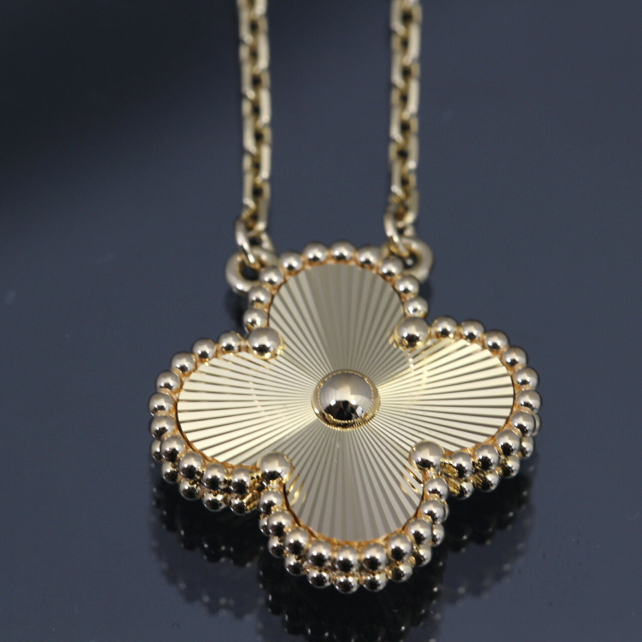 美品 ヴァンクリーフ アルハンブラ ギョシェ ネックレス 750 YG 正規店 メンテナンス済み【中古】11331｜スターマイン 314,100円