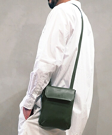 【LESS DESIGN(レスデザイン)】【予約販売ご注文から1ヶ月後出荷】「alto.」H OIL NUME・縦型スマートショルダーバッグ(AMSB-1030)｜CAMBIO