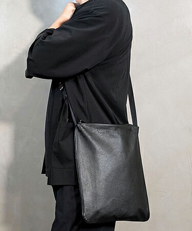 【LESS DESIGN(レスデザイン)】【予約販売ご注文から1ヶ月後出荷】 「-LESS PREVAIL」Revive・マガジンサコッシュ(PSTB-6003)｜CAMBIO