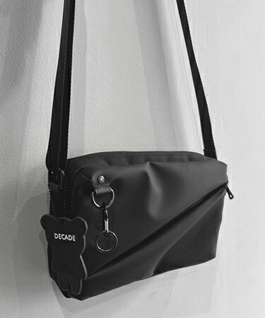 【DECADE(ディケイド)】【予約販売ご注文から1週間後出荷】Matte Polyurethane Middle Shoulder Bag ショルダーバッグ(DCD-01439F)