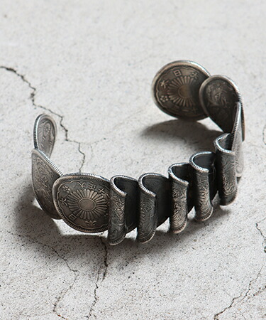【VIVIFY(ビビファイ)】【予約販売ご注文から1ヶ月後出荷】Phoenix 50 Sen Coins Wave Bangle バングル(VFB-221)