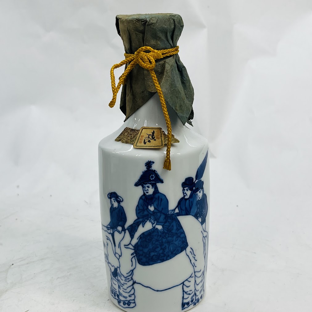 【未成年の飲酒は法律で禁じられています】長崎焼酎 もってこい 720ml 25度 しん窯 青花 有田焼 異邦人　手書き　万博記念風