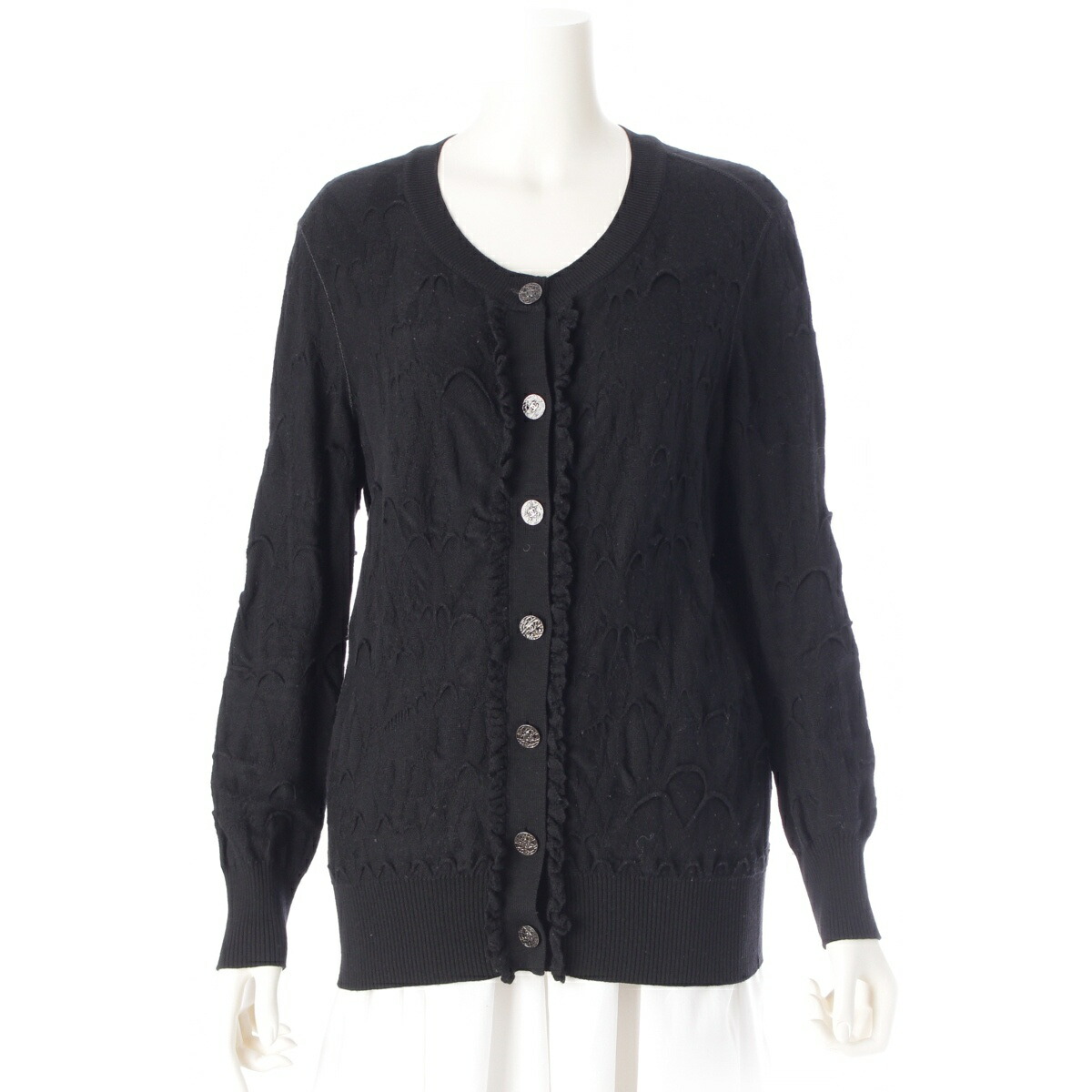 シャネル カーディガン  カメリアボタン  ロゴプレート付き ブラック ３４ シャネル カーディガン カメリアボタン ロゴプレート付き