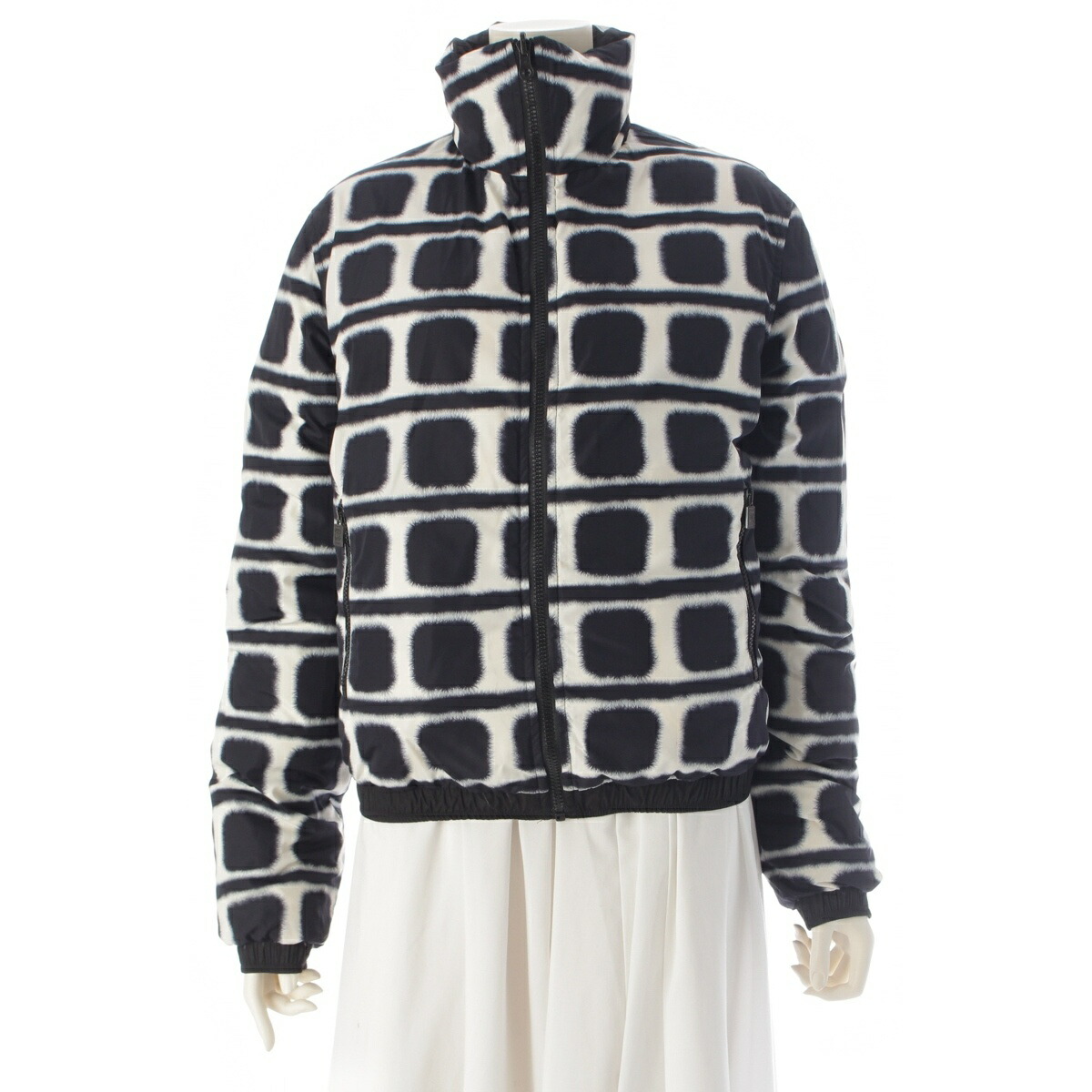 シャネル CHANEL 07A リバーシブルダウンジャケット 納める御徒面子 落ちこむ上衣 P31622 黒いこと 白いこと 米国海軍 38【中古】【置き目品引き受ける】