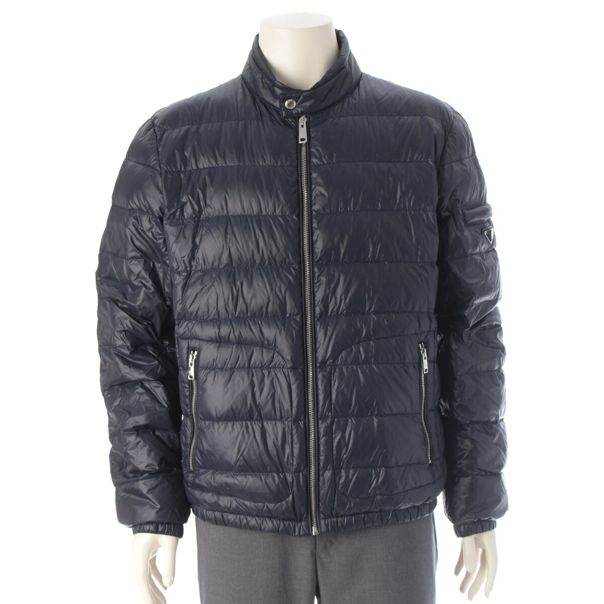 プラダ PRADA ポリアミド ロゴ プレート ブルゾン ダウンジャケット SGA506 ネイビー 52【中古】【正規品保証】｜retro 54,780円