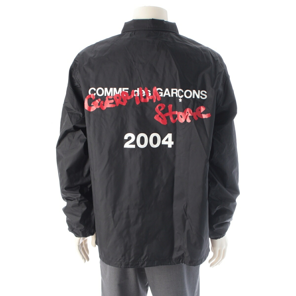 コムデギャルソン COMME des GARCONS ナイロン GUERRILLA STORE 限定 バック ロゴ プリント コーチ ジャケット ブラック L【中古】【正規品保証】