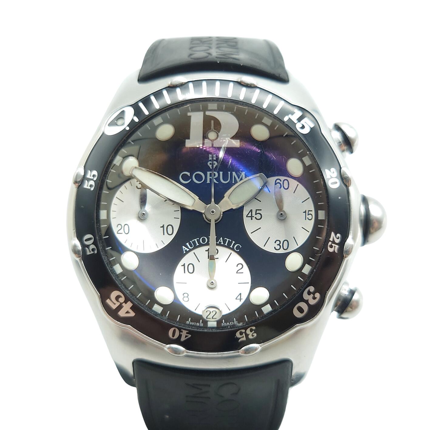 【取りひろげる大売り出し執り行なう中！】CORUM コルム 砂上の楼閣 クロノグラフ 時辰儀 自動小銃巻 ラウンド 黒文字盤 アナログ デイト スモール秒 今めかしい 雅びやか 今めかしい ワンポイント 黒いこと しろがね色 SS ステンレス鋼スチール写真 285.180.20 メンズ 【中古 B品】貨物輸送無料