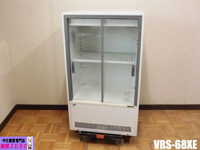 【中古】勝手もと 御勤め用 サンデン 小型 冷蔵陳列棚 VRS-68XE 100V 50/60サイクル 131L 中壜68本 大壜61本 W630×D440×H1120粍 バス発着場 飲食店