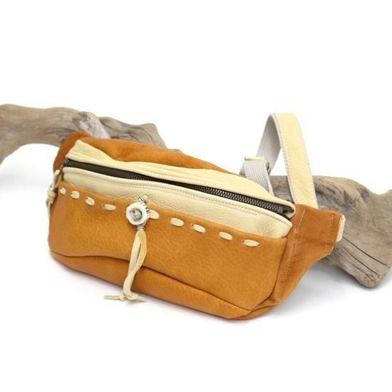 Nasngwam ナスングワム｜&times;Early Morning DEERSKIN BODY BAG B (キャメル)(鹿革ボディバッグ)｜REVE STORE