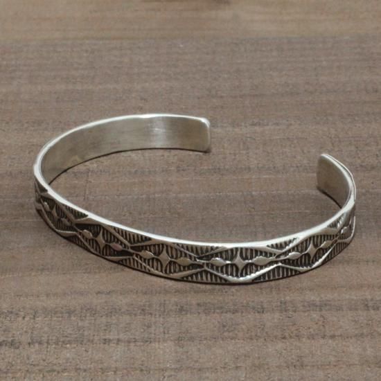 NAVAJO ナバホー族｜しろがね色腕輪 Henry Mariano (D)(北米インディアン宝飾品)