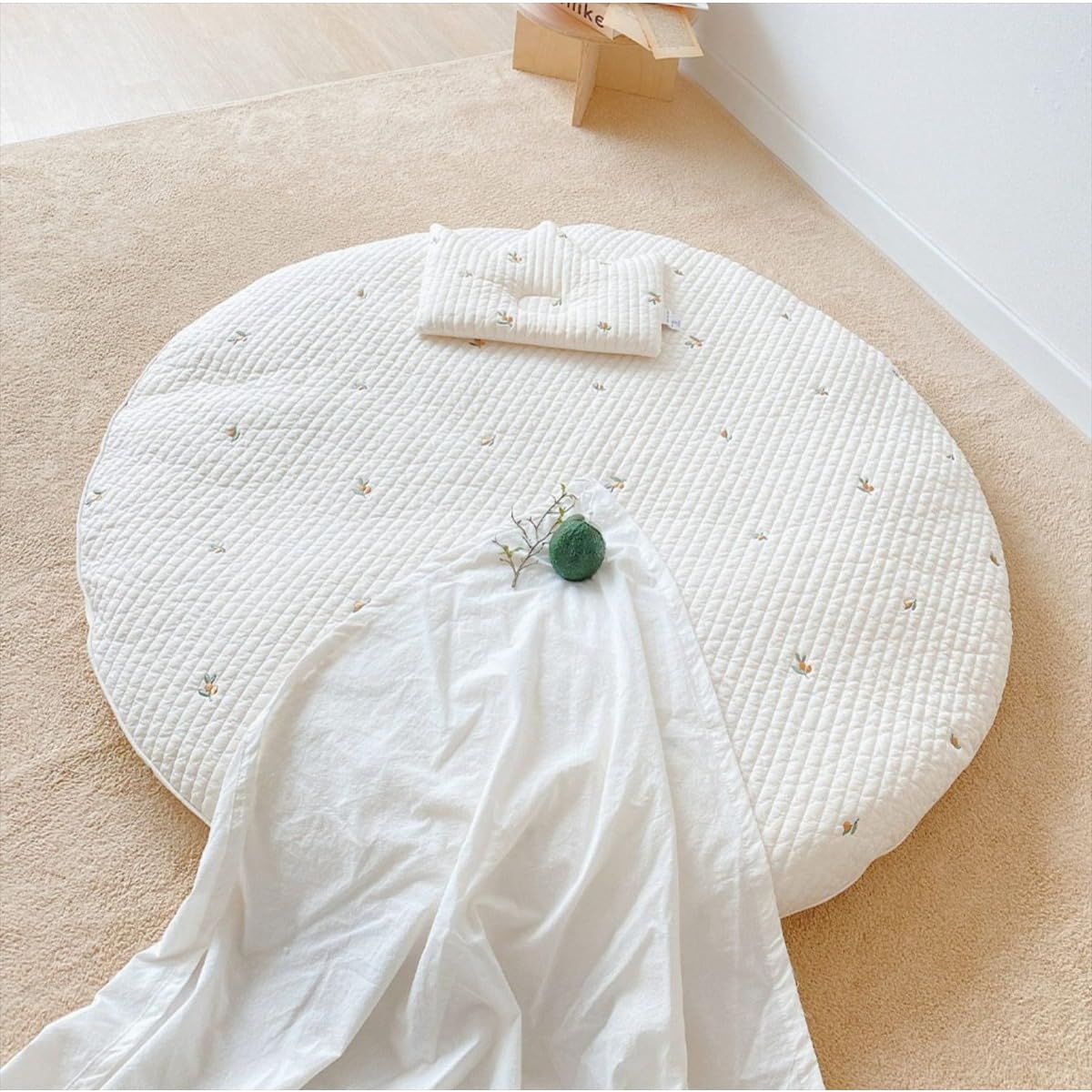 洗えるカバー式 直径 85cm 星刺繍 アイボリー色 ベビーマット 100% 綿製 ラウンド型 ふんわりクッション付き プレイ兼用お昼寝T5|レボショップ