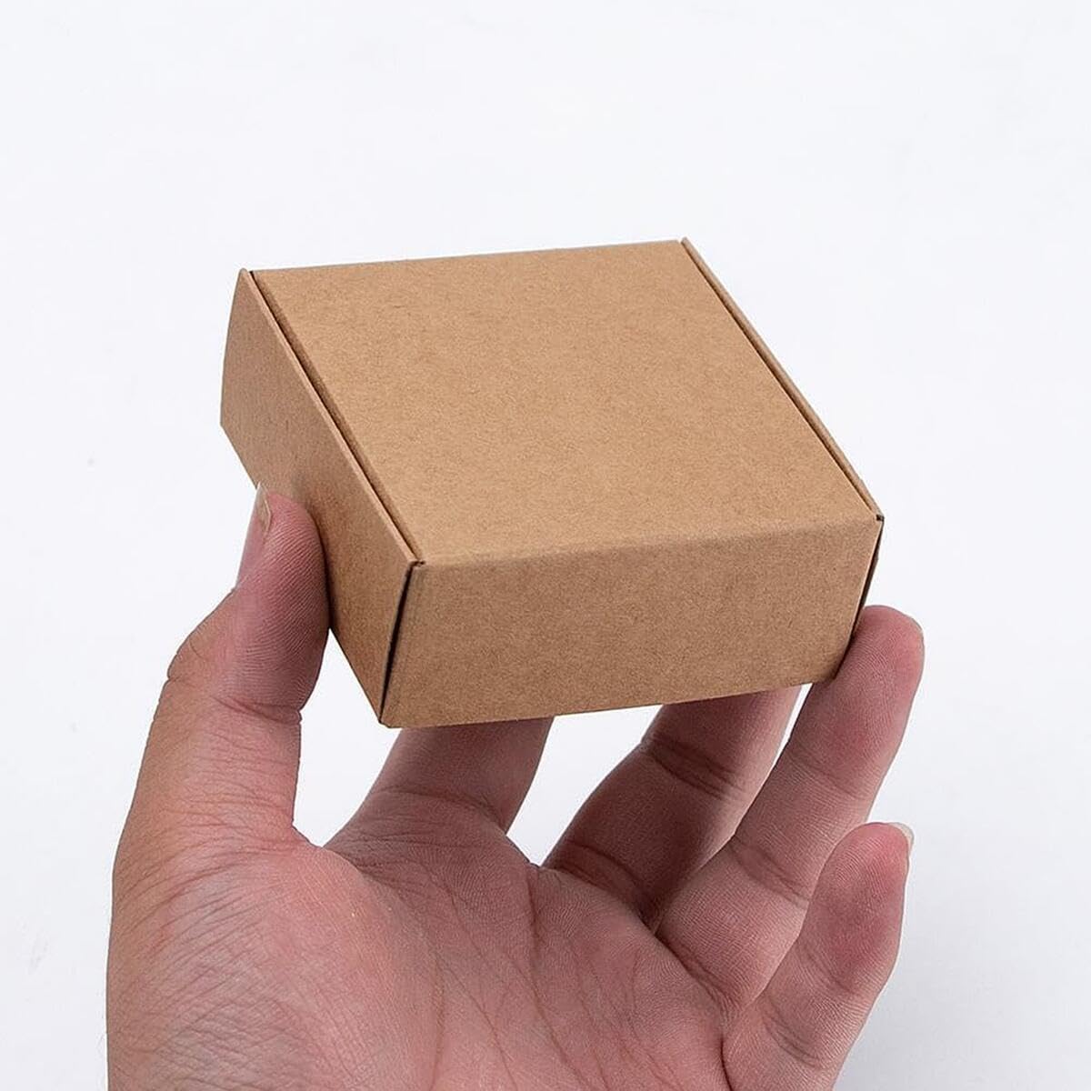 小型カートン ラッピング 箱 ミニダンボール ギフトボックス アクセサリーボックス クラフト紙製 お菓子箱 無地 キャンディボックス 名刺入れ 組立て式 包装ボックス ピアス 紙箱 家庭用 業務用 100枚 (65*65*40mm)｜レボショップ 10,608円