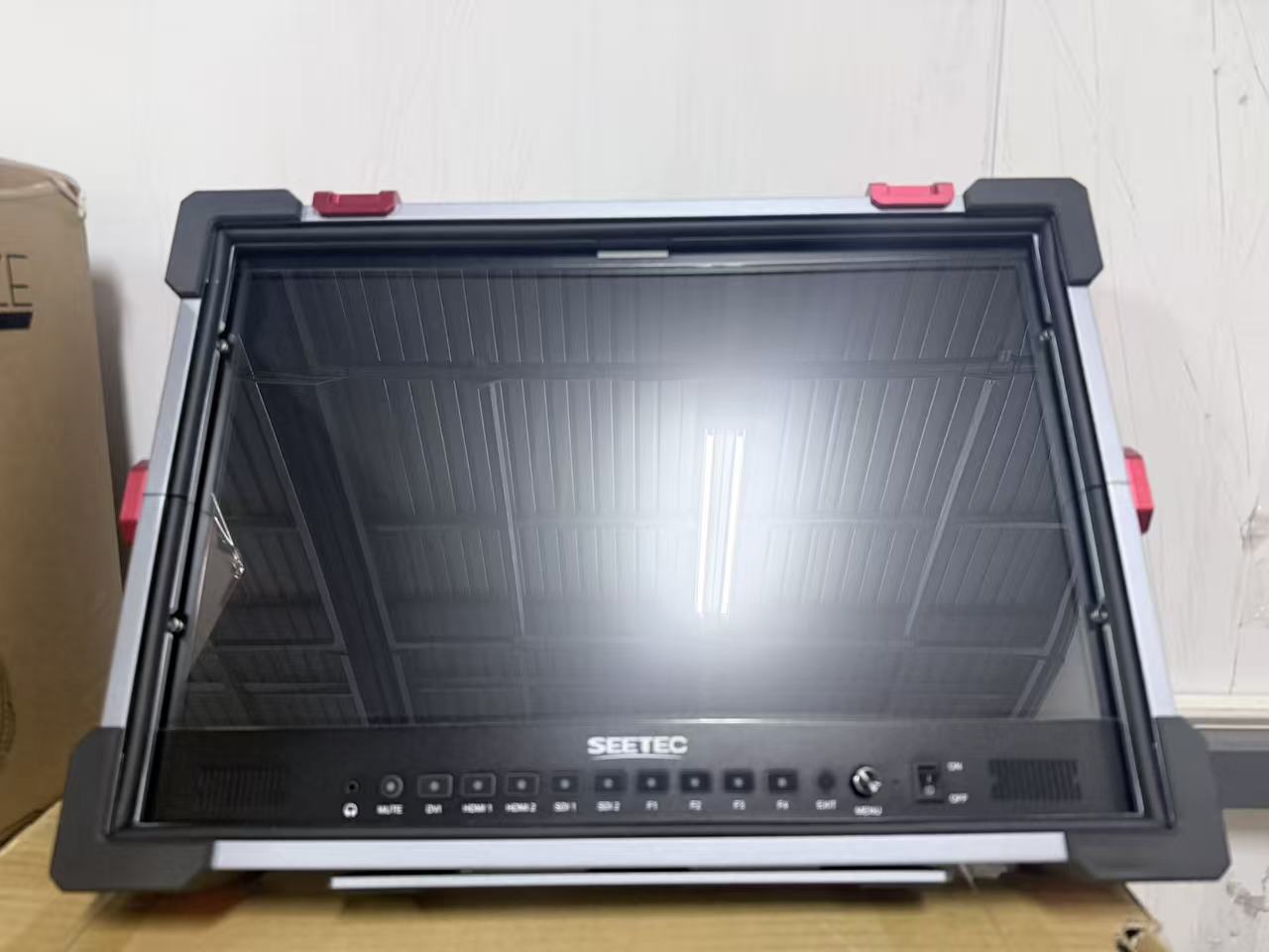 SEETEC P215 PRO-CO 21.5 インチ 1000nit 高輝度ポータブル保護放送モニター SDI HDMI 付き