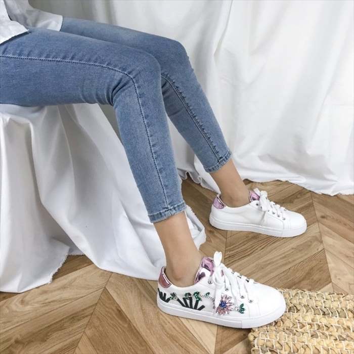 楽天市場 スニーカー レディース ローカット 厚底 レディーススニーカー 白 ホワイト フラワー 花 ビジュー ラインストーン 紐 オシャレスニーカー 可愛いスニーカー Rilla By Uni