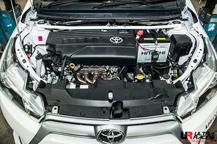 ヴィッツ(KSP130/NCP130/131)10/12以降ULTRA RACINGウルトラレーシング フロントタワーバーTW2-2784補強パーツ /海外輸入品※他商品同梱不可 後払い不可