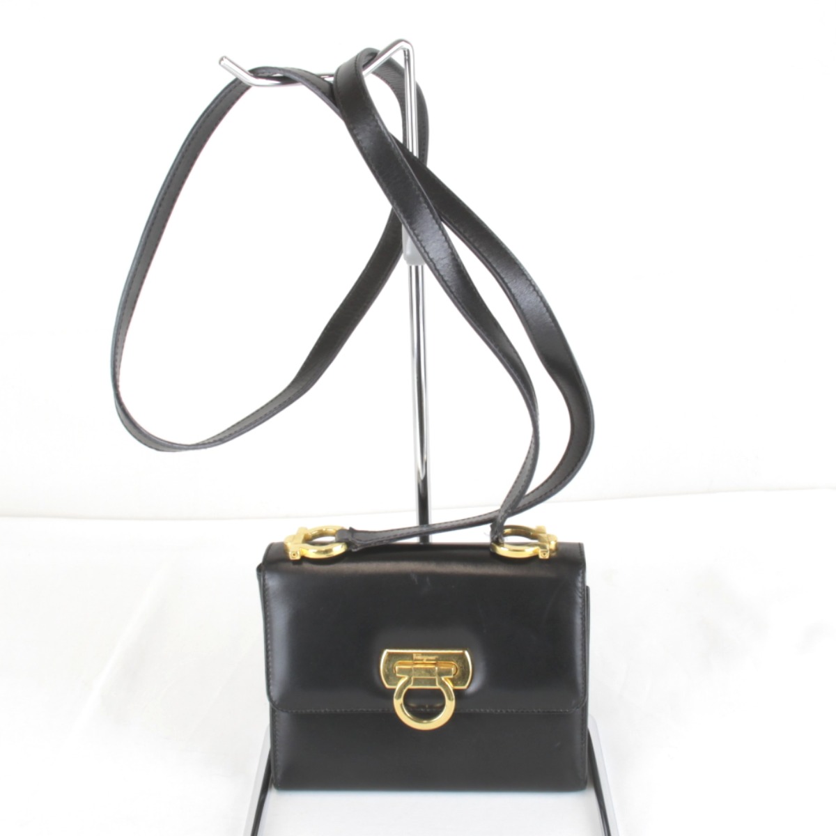 ＼百貨店SALE／【10%OFF引き換え証離れ離れ中】良品『USED』 Salvatore Ferragamo フェラガモ ショルダーバッグ なめし革 黒いこと レディース【中古】