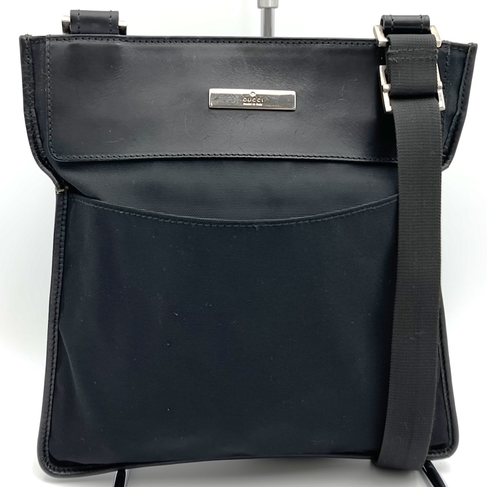 GUCCI グッチ  019 0348 ショルダーバッグ 曲がった掛け ナイロン/なめし革  黒いこと レディース メンズ【中古】