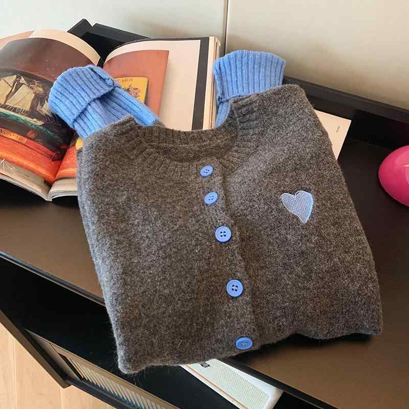 カーディガン レディース ニット 配色 切り替え ハート刺繍 丸襟 秋 高級感 洗練 スリムシルエット トップス 柔らかい素材 暖かみ 日常使いx2