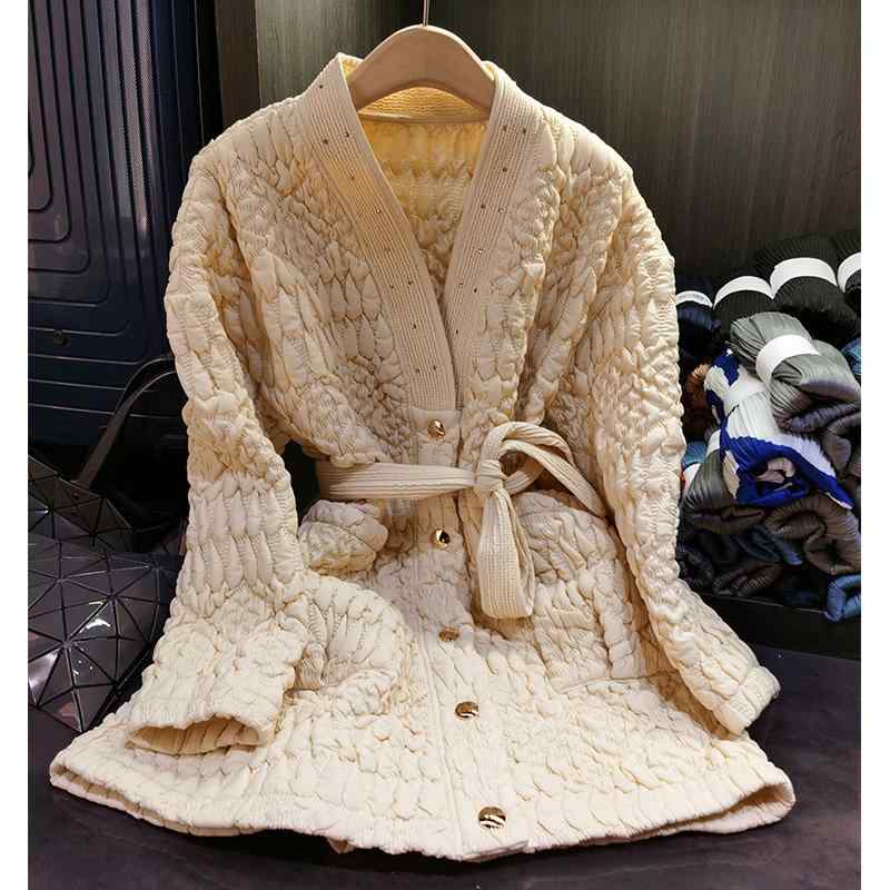 レディース 冬用 コート Vネック 刺繍 プリーツ 綿素材 高級感 ウエストシェイプ ベルト付き シングルボタン 保温 アウター 暖か 女性用 トップス レイヤード｜日用雑貨　RISE店