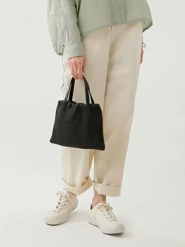 手提げ鞄 鹿革 中型 うす暗い赤銅色 黒いこと 分かりやすい  流行り物 日常使い走り ホンブルグ帽原料品 軽さ 今めかしい