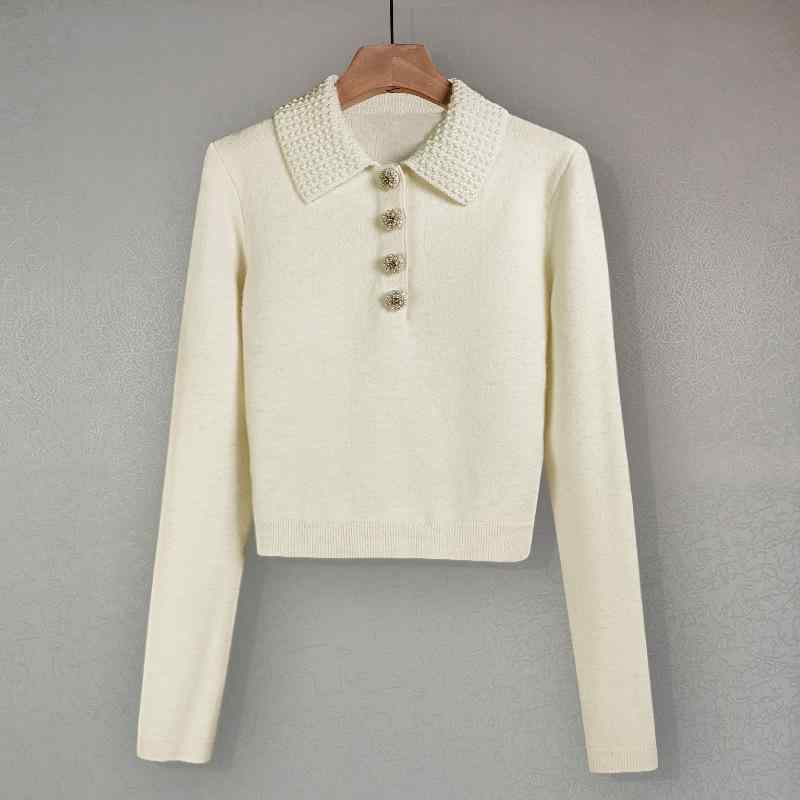 長袖 ニット トップス 白 ポロ襟 パール 装飾 ジルコニア ボタン ショート丈 スリム シルエット 上品 普段使い 軽量 伸縮性 春 コーデ