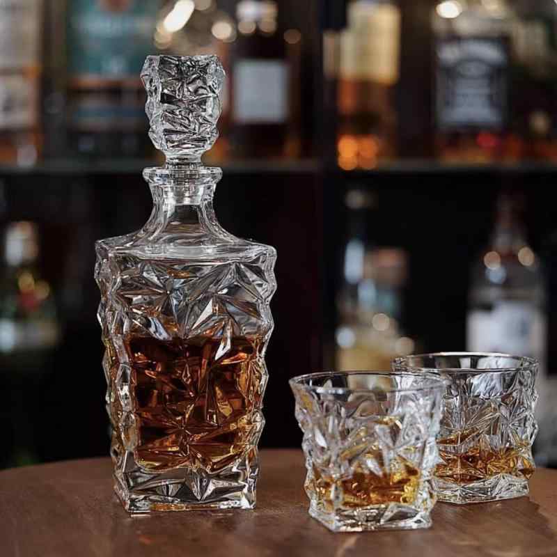 酒器セット ウイスキーグラス 洋酒用 ガラス製 デキャンタ 酒樽 家庭用 高級感 スタイリッシュ クリエイティブ デザイン ホームパーティー バーアクセサリー 軽量 耐久性