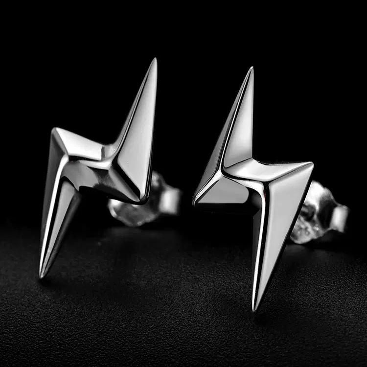 ピアス 男性用 純銀 稲妻モチーフ スタッド クールストリート スタイル 立体デザイン ユニーク 形状 シルバーアクセサリー カジュアルファッション 日常使い 4,250円