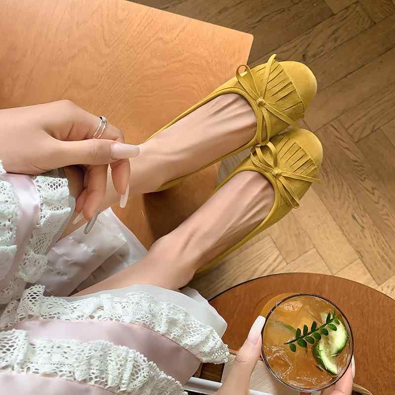 平ったいシューズ レディース 芭蕾舞鞋 バレーシューズ 平べったい パンプス パステル色の 革 スエードクロス シュロの葉 フリンジ 一方ならずない 歩き分かりやすい 疲れにくい 履き分かりやすい スリッポン 心地好い 置き目踵 甲浅 成年者 可愛らしい 窈窕たる 好いたらしいめ 女子らしい 普段