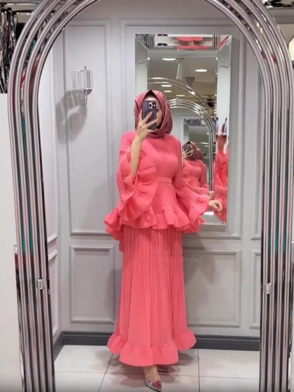 ロングワンピース レディース 春夏 マキシ丈 マキシワンピース ロング丈 フリル ギャザー ボリューム Aライン フレア ティアード 欧米風 フランス風 エレガント フェミニン 上品 おしゃれ おしゃれ きれいめ カジュアル フォーマル オケージョン 旅行｜日用雑貨　RISE店