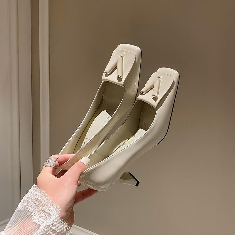 パンプス レディース 春夏 レザー 革 牛革 太ヒール チャンキーヒール スクエアトゥ Vカット 高級感 フレンチスタイル おしゃれ 上品 歩きやすい 痛くない 履きやすい 疲れにくい 走れる 蒸れにくい 柔らかい 甲浅 通勤 仕事用 ビジネス 普段使い |日用雑貨 RISE店
