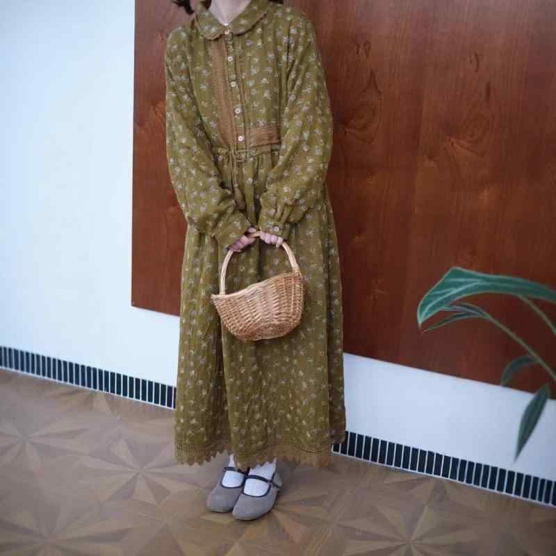 衣装 レディース 春夏 ロング衣装 長袖 襟付き添い人 襟あり フラウンス 花柄 小花柄 総柄 エスニック ボタニカル柄 レトロ アンティーク調 ゆったり ミモレ丈 マキシ丈 体型覆いかぶせる 馬鹿でかい大きさ ゆったり大きさ 大きめ 大きさ 着痩せ 細押し出し 土手っ腹