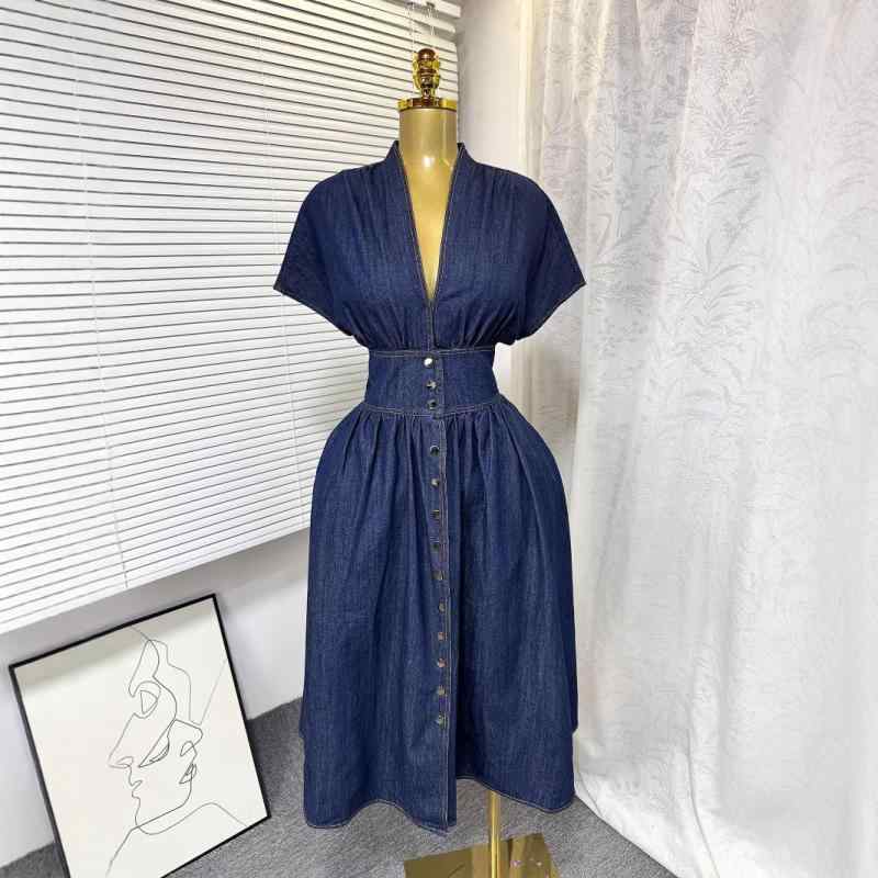 衣装 レディース 春夏 半袖 ジーンズ衣装 Vのど首 膝丈 ミモレ丈 A生産ライン 酉の方角目じるし 名取り草 ギャザー 筋目 細押し出し 着痩せ 体型押しかぶせる 気が大きい大きさ 今めかしい 雅びやか 雅びやか 心地よい 普段使い走り お出かけ たまり場 会う約束 サ