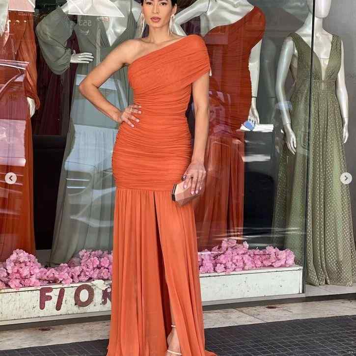 衣裳 レディース ロング衣裳 ロング御召しもの 夕間暮れ御召しもの 御召しもの マキシ丈 半袖 オフショルダー シャーリング ギャザー きつい か細い 相応う A伝達ルート 着痩せ 細見せかけ 体型取りまかなう 大層らしい大きさ 寄り合い 華燭の典 二次会 交歓会 お