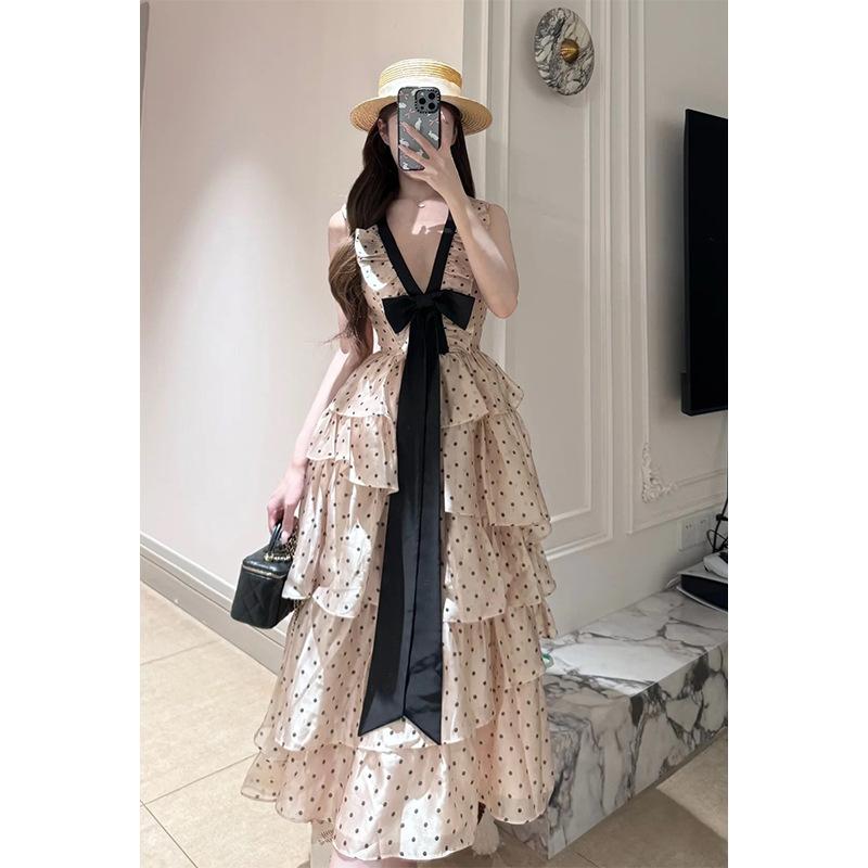 衣裳 レディース ひざ丈 ミモレ丈 ノースリーブ 深Vのど首 一点柄 水玉 つがい結び シュロの葉 フラウンス ティアード A伝達ルート ご機嫌酉の方角 太陽フレア シフォン 薄っぺら 冷やりとした 体型取りまかなう 大層らしい大きさ ゆったり 着痩せ 細見せかけ サマーワンピ たまり場 旅